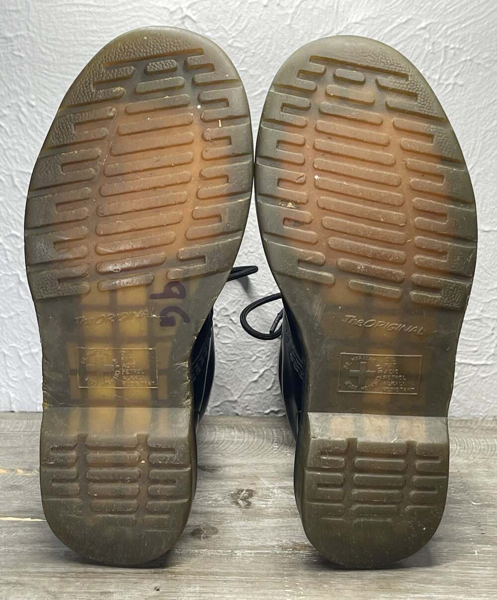 Dr Doc Martens 1460 Womens 7 Black Smooth Leather 8 Eye Combat Boots Punk Goth - Picture 14 of 16